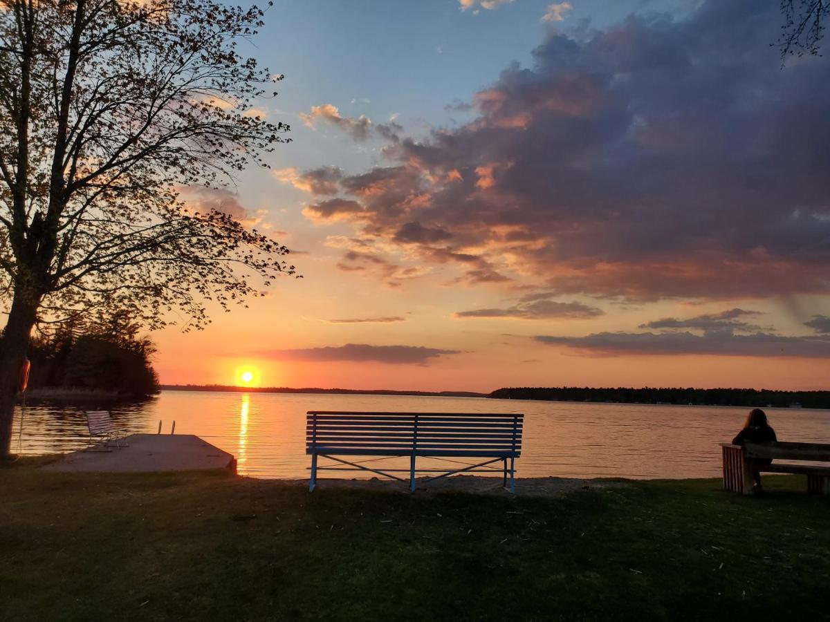 Fun Place With A Sandy Beach For Swimming, Boating, And Fishing, Featuring 3 Available Cabins Fenelon Falls 外观 照片