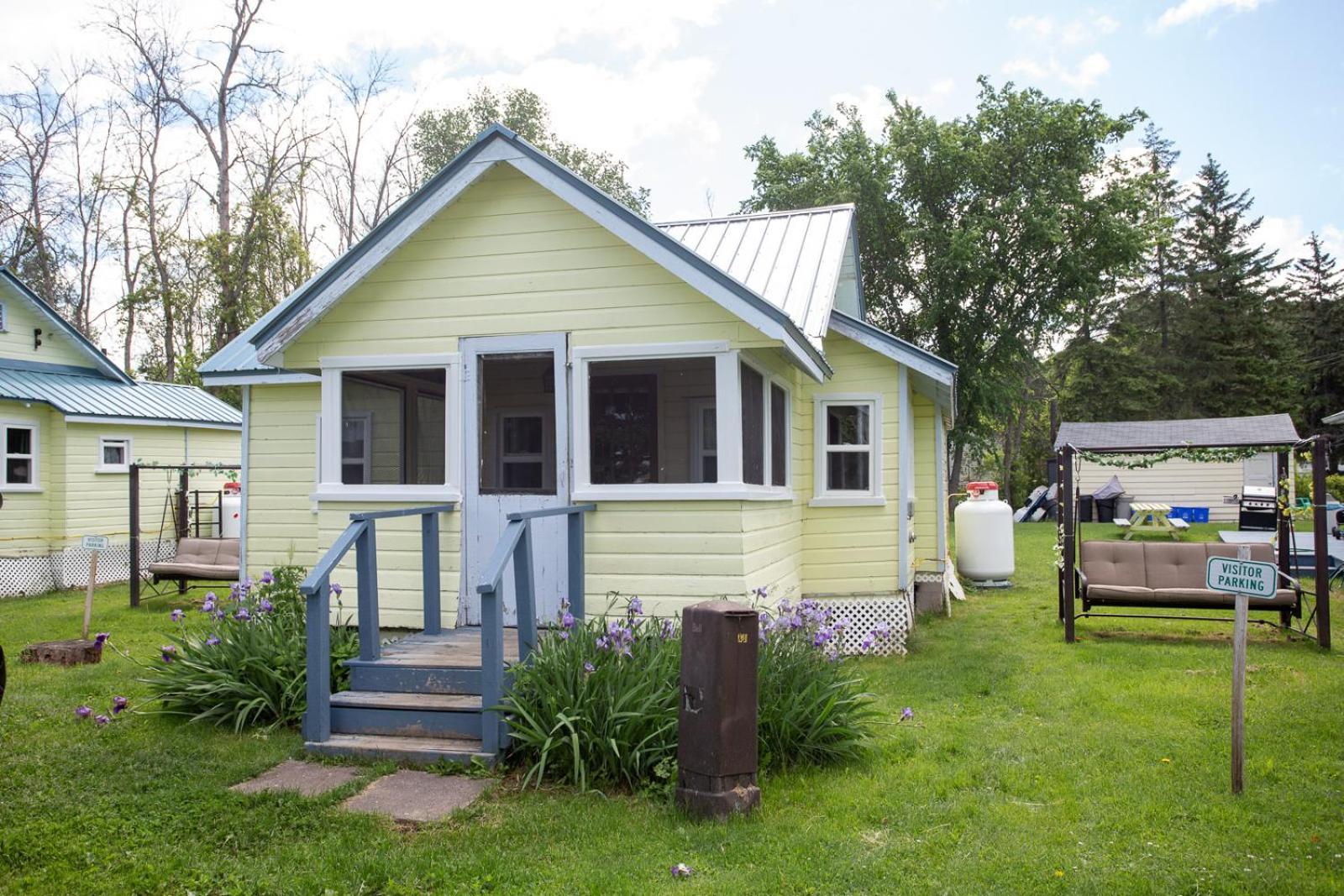 Fun Place With A Sandy Beach For Swimming, Boating, And Fishing, Featuring 3 Available Cabins Fenelon Falls 外观 照片