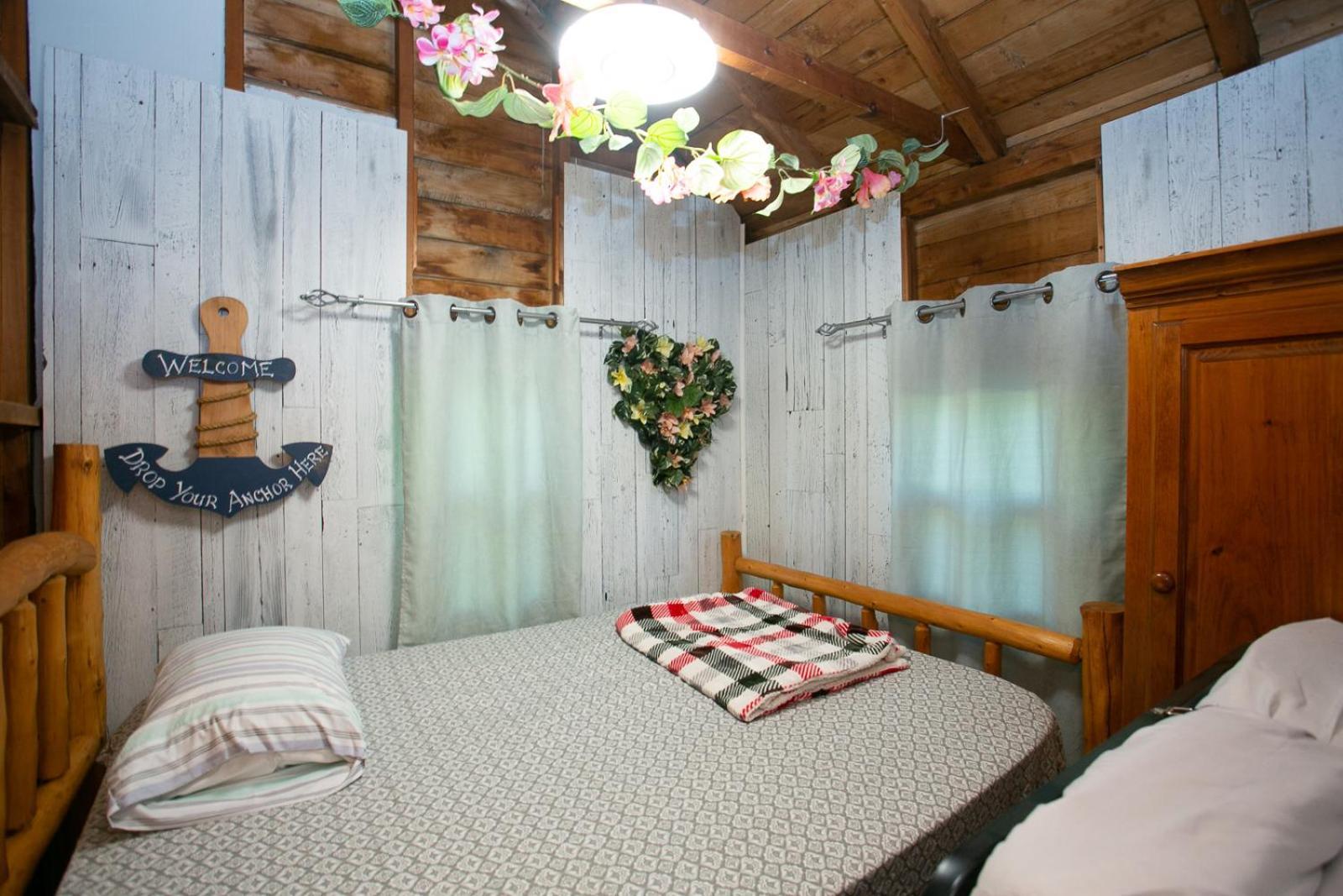 Fun Place With A Sandy Beach For Swimming, Boating, And Fishing, Featuring 3 Available Cabins Fenelon Falls 外观 照片