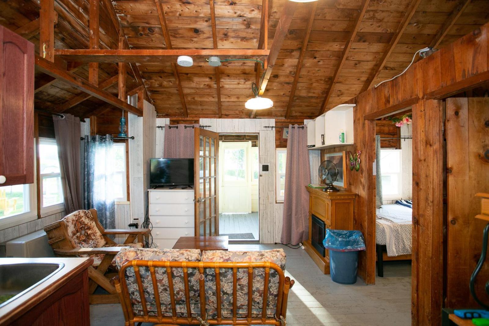 Fun Place With A Sandy Beach For Swimming, Boating, And Fishing, Featuring 3 Available Cabins Fenelon Falls 外观 照片